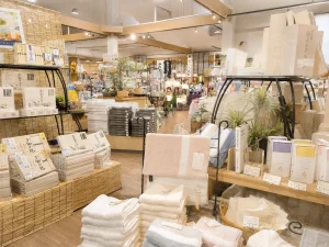 ギフト館じょういちの店内。ギフト・香典返し・出産内祝い・カタログギフトなどをゆっくりお選びいただけます。